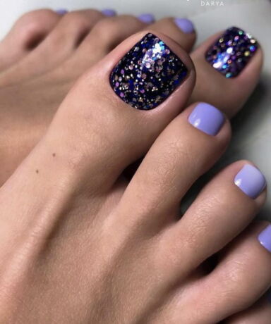 Ejemplo de tratamiento de esmaltado semipermanente en tonos violetas en uñas de los pies