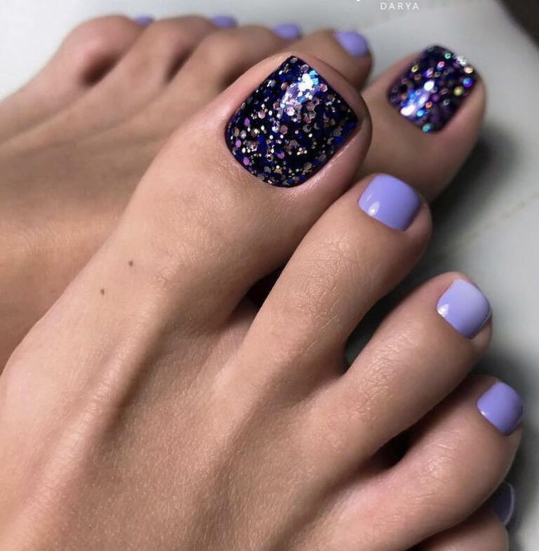 Ejemplo de tratamiento de esmaltado semipermanente en tonos violetas en uñas de los pies