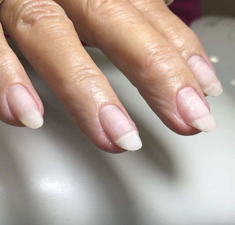 Ejemplo de tratamiento de manicura combinada en uñas de las manos