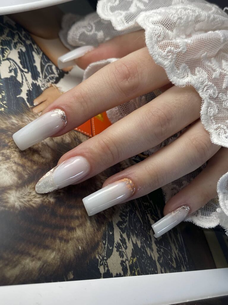 Ejemplo de tratamiento de manicura estructura en polygel de color blanco