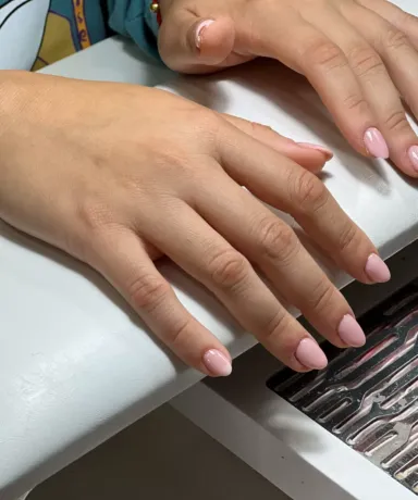 Ejemplo de tratamiento de manicura en color rosa