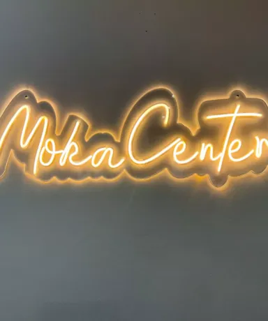 Cartel luminoso con el texto "Moka Center"