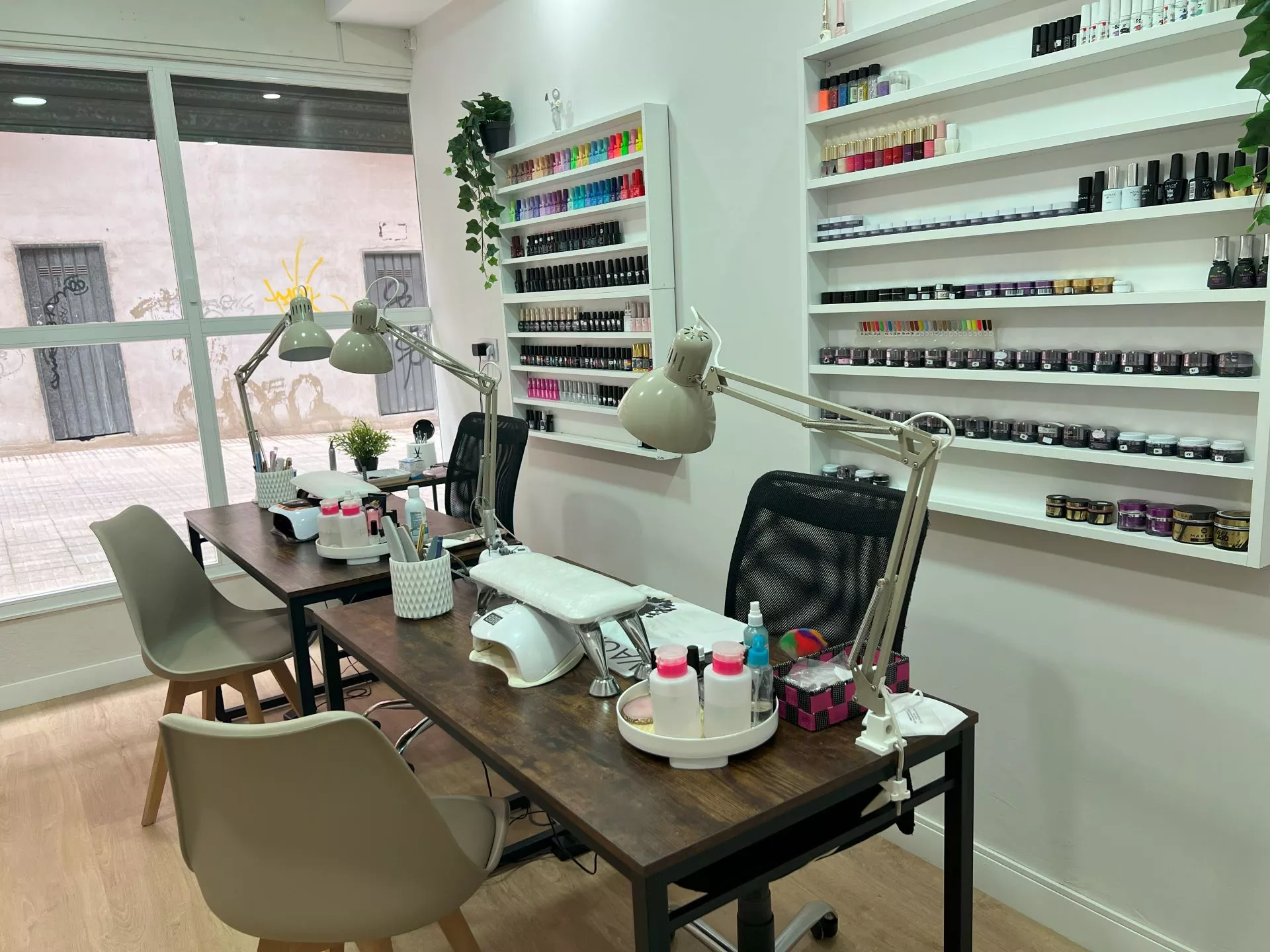 Sala de manicura con todo tipo de materiales